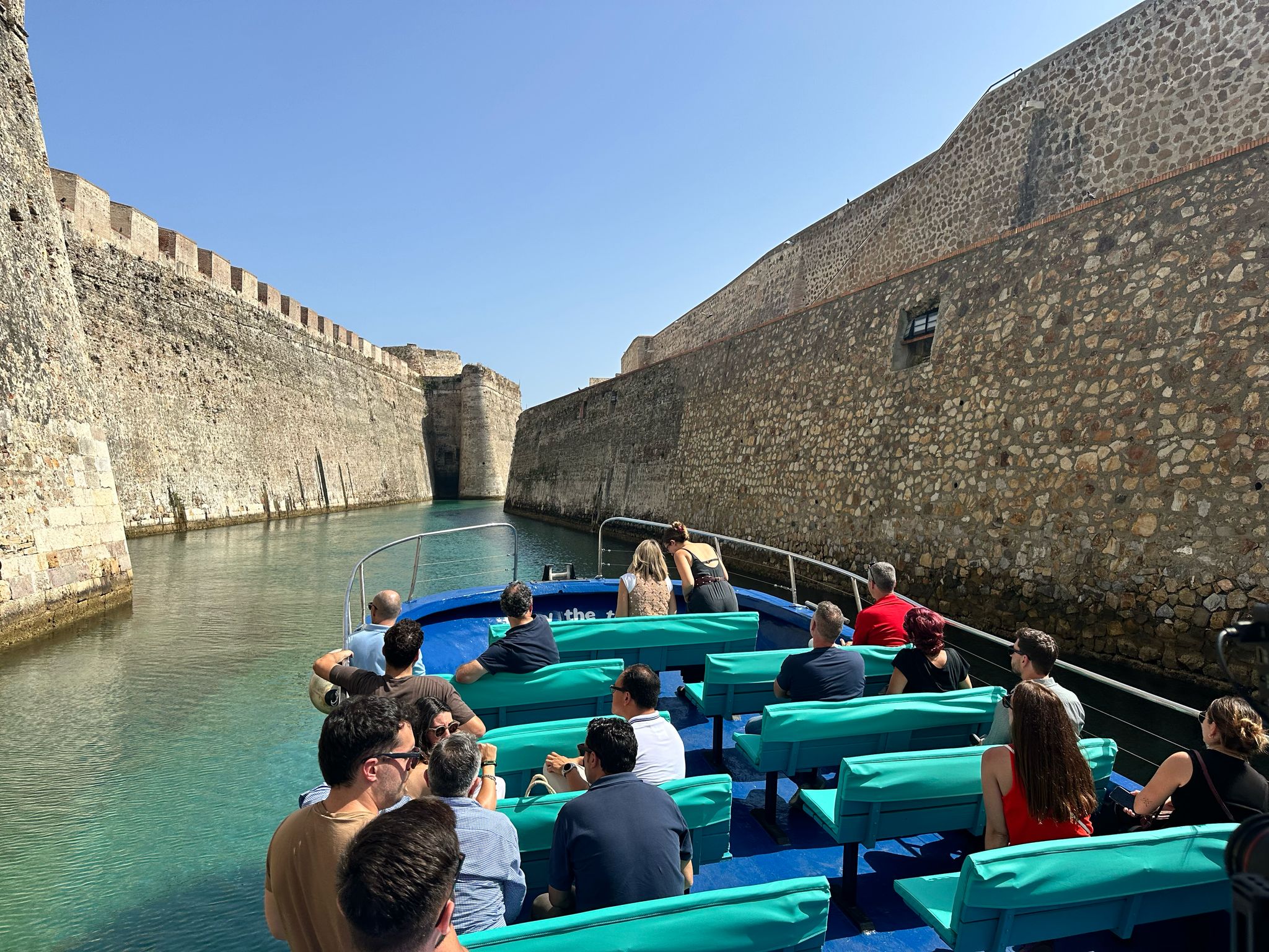 Barco turístico de Murazur durante su recorrido por Ceuta