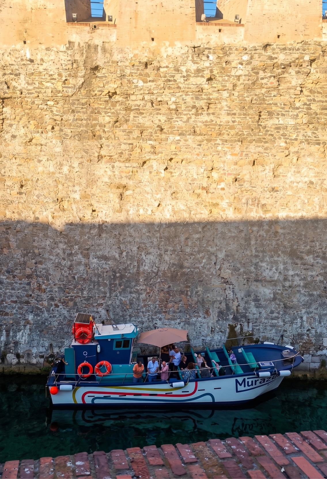 Barco de Murazur navegando junto a las Murallas Reales de Ceuta